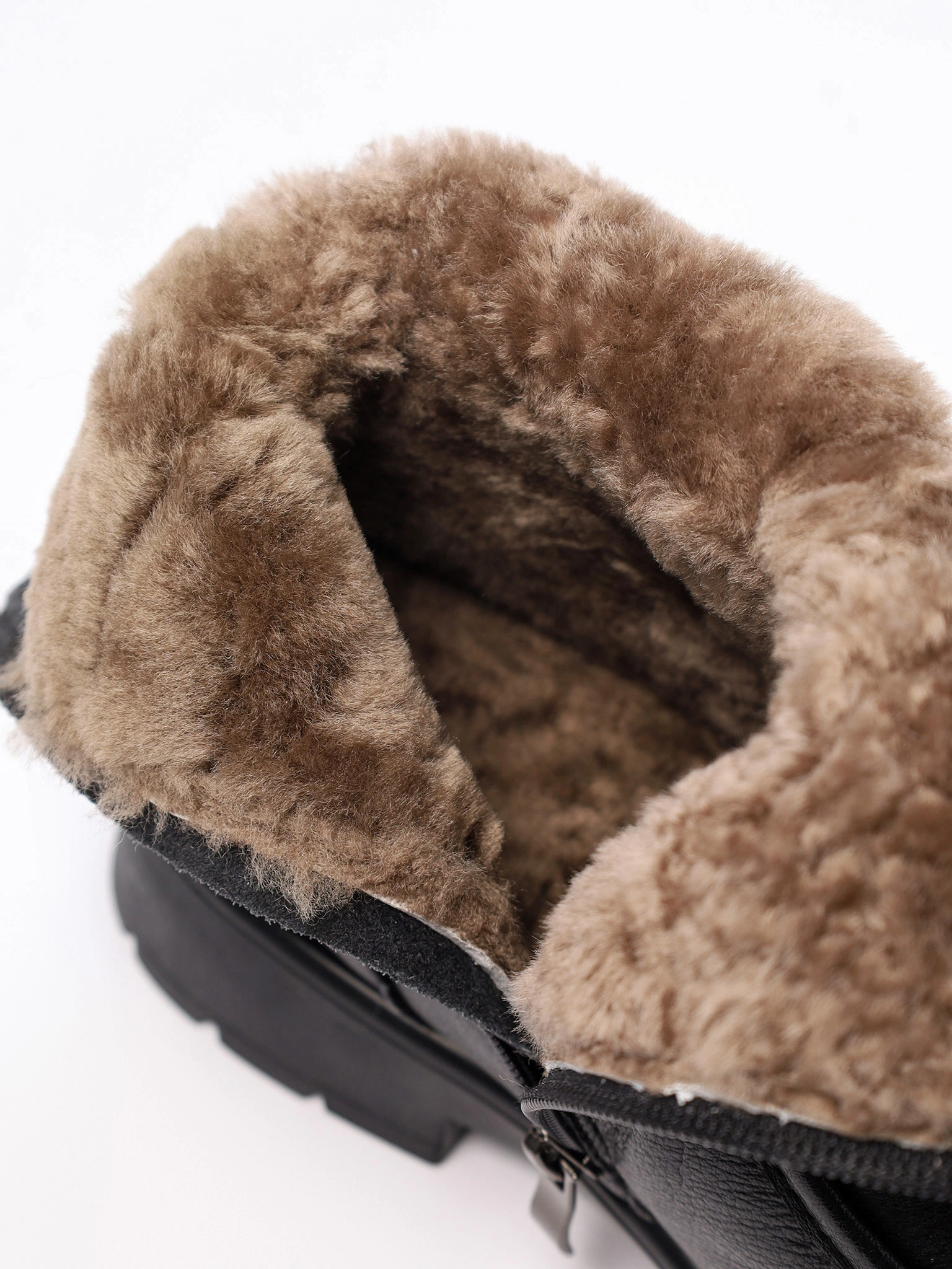 Ботинки черного цвета на рельефной подошве